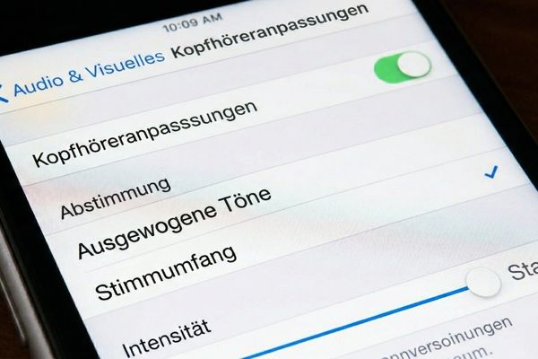 Die aktivierten Kopfhöreranpassungen mit der Abstimmung auf Stimmumfang und der Stufe Stark.